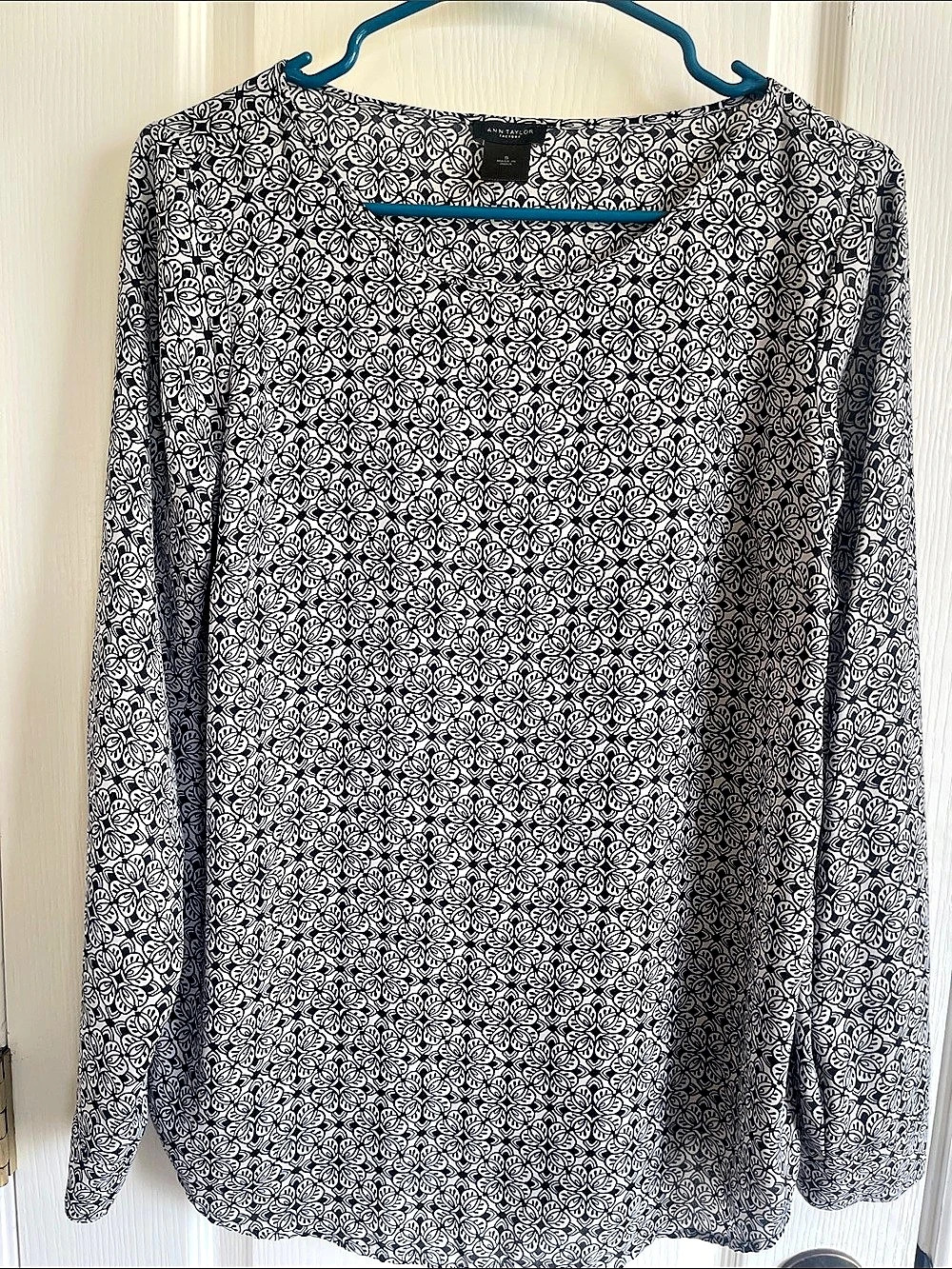 Ann Taylor Factory Long Sleeve Floral Blouse in Blue & White Size Small Like New